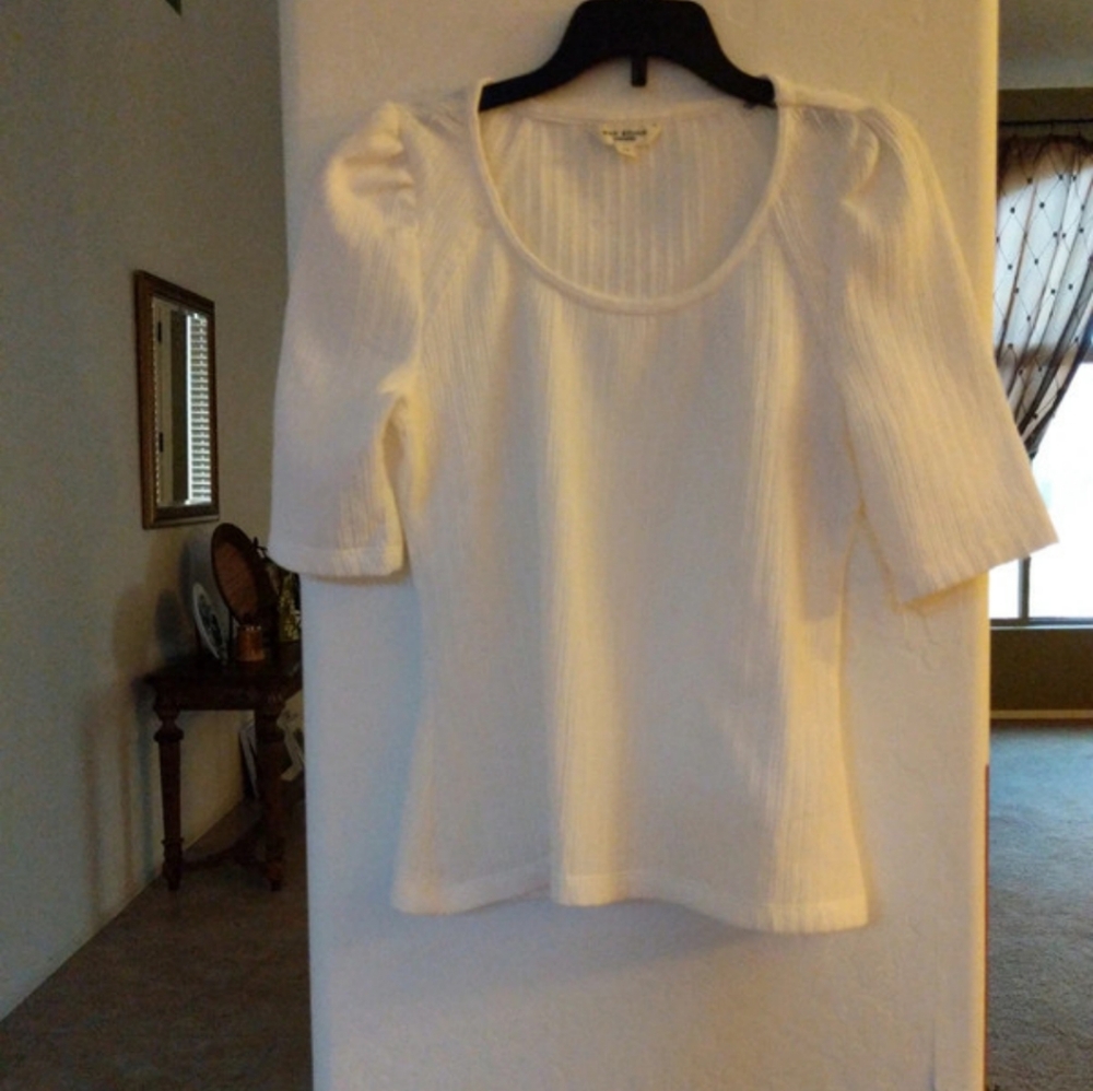 Max studio top cream color beautiful detail design size xs no worn